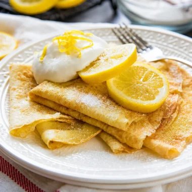 Delicious homemade French crepes, sweet and savory, ready in 15 minutes.