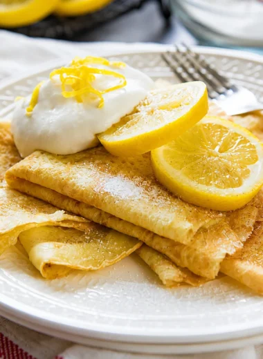 Delicious homemade French crepes, sweet and savory, ready in 15 minutes.