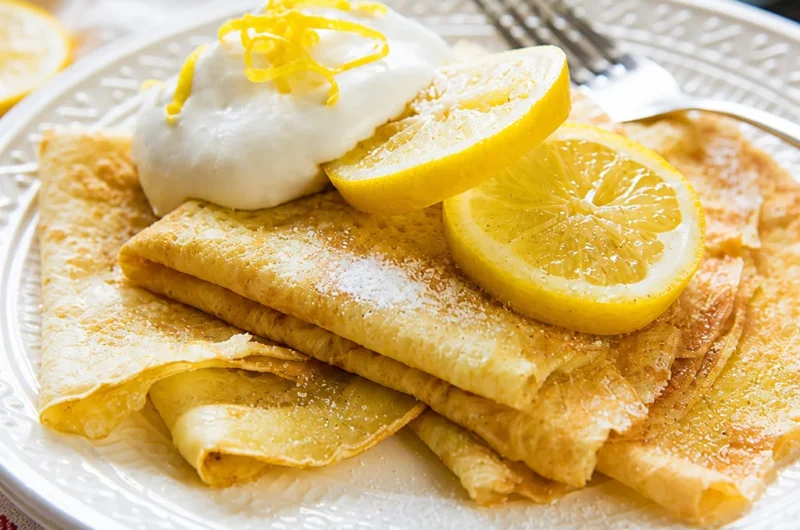 Delicious homemade French crepes, sweet and savory, ready in 15 minutes.